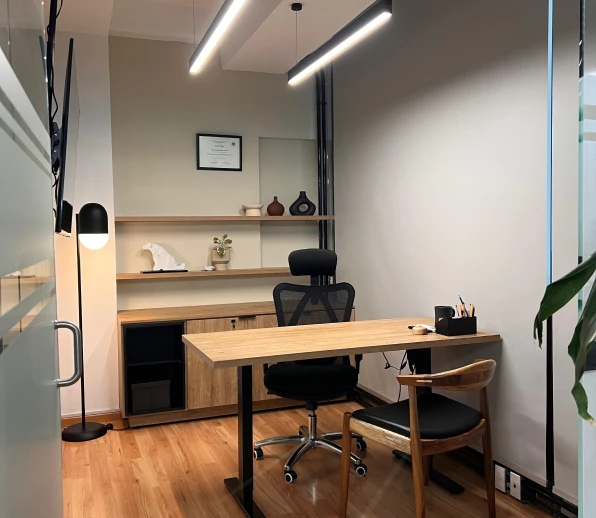 Imagen de una oficina con un escritorio y una mesa