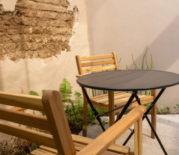 Imagen de dos sillas y una mesa cafe