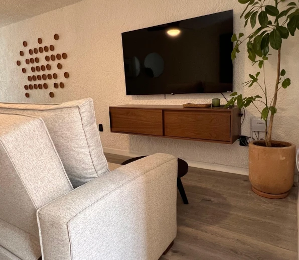 Imagen de una sala con muebles y una pantalla