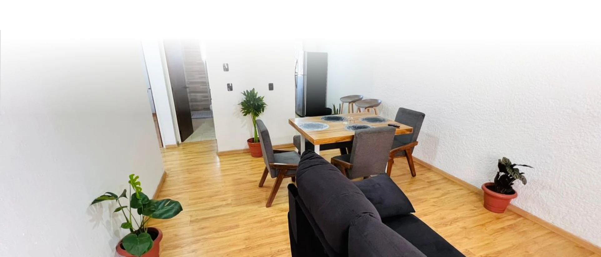 Imagen de una casa con un comedor y un mueble